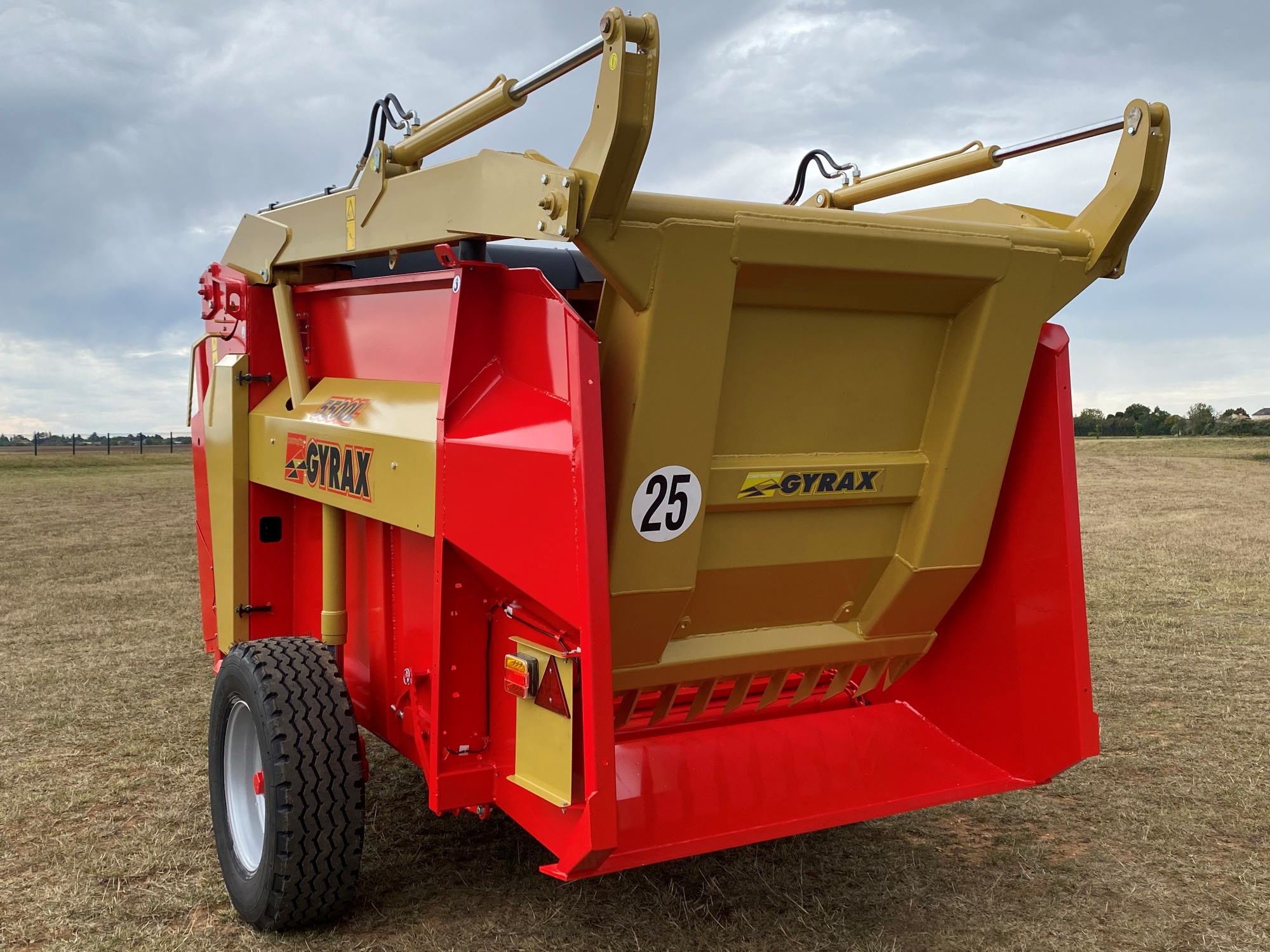 Désileuses distributrices trainées rouge, de marque Gyrax, modèle 5500 L, vue de 3/4 arrière.
