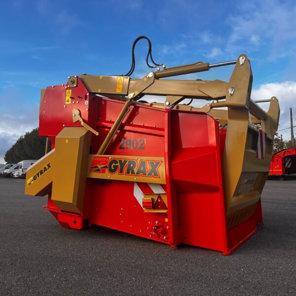 Désileuse pailleuse portée rouge et or de marque Gyrax, modèle 2902.