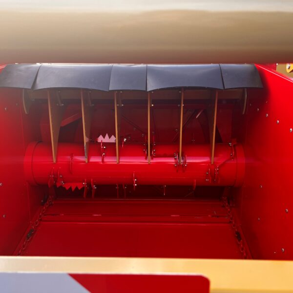 vue intérieure d'une désileuse pailleuse portée rouge et or de marque Gyrax, modèle 2902.