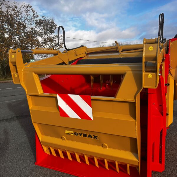 Vue arriere d'une Désileuse pailleuse portée rouge et or de marque Gyrax, modèle 2902.