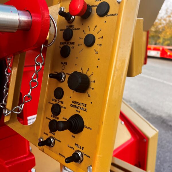 Boitier de contrôle avec l'ensemble des fonctionnalités disponibles, d'une désileuse pailleuse Gyrax