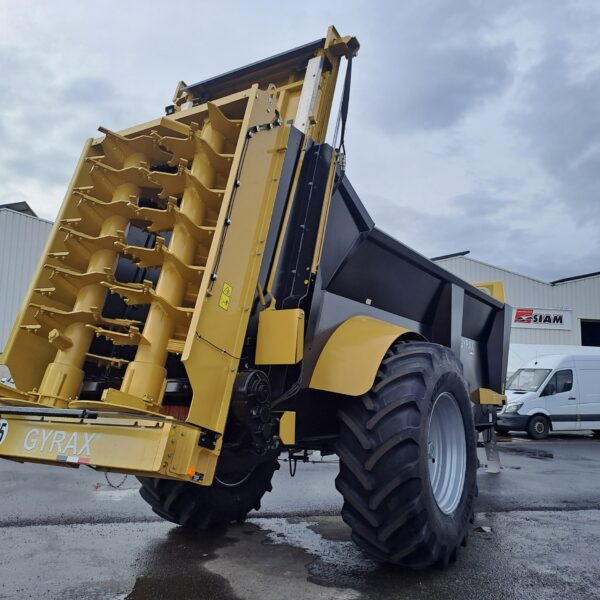 Epandeur Noir et Jaune, modèle 190 de marque Gyrax, vue arrière avec la herse, sortant de l'usine.