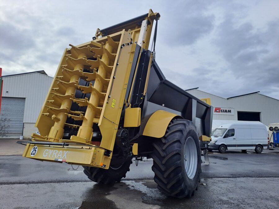Epandeur Noir et Jaune, modèle 190 de marque Gyrax, vue arrière avec la herse, sortant de l'usine.