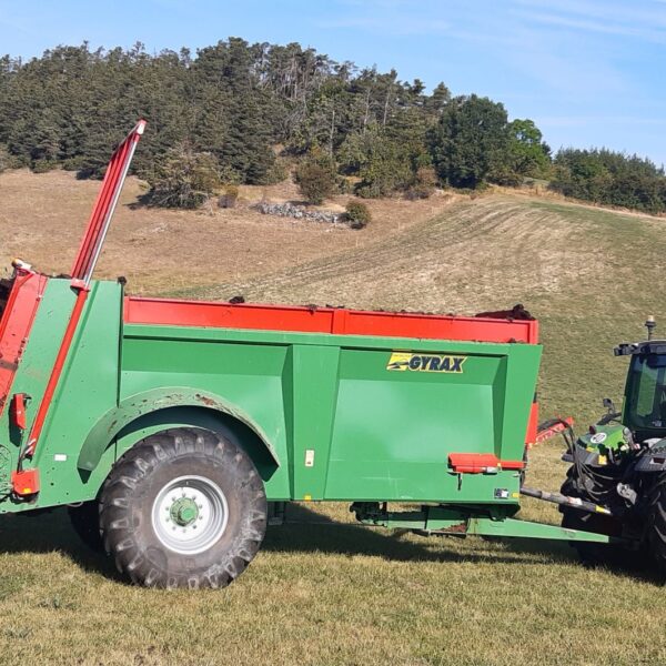 Epandeur 95 Gyrax dans un champs au travail, avec une vue latérale