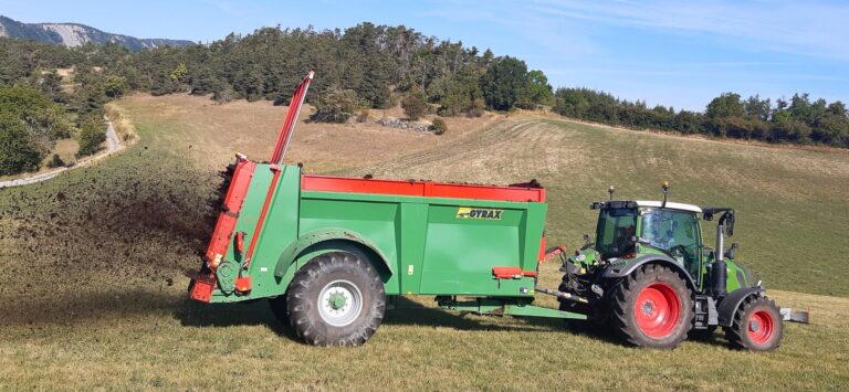 Epandeur 95 Gyrax dans un champs au travail, avec une vue latérale