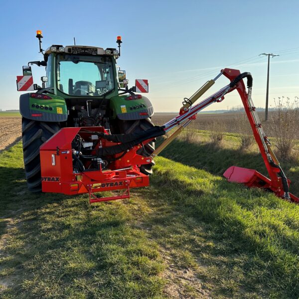 Epareuse Gyramax 512 sur pivot GYRAX, bras déployé pour travailler sur un fossé. Vue arrière.