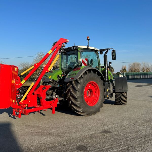 Epareuse Gyramax 512 sur pivot GYRAX. Machine repliée pour le transport.
