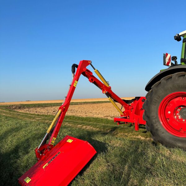 Epareuse Gyramax 512 sur pivot GYRAX, bras déployé pour travailler sur un fossé. Vue avant avec un zoom sur la tête de coupe.