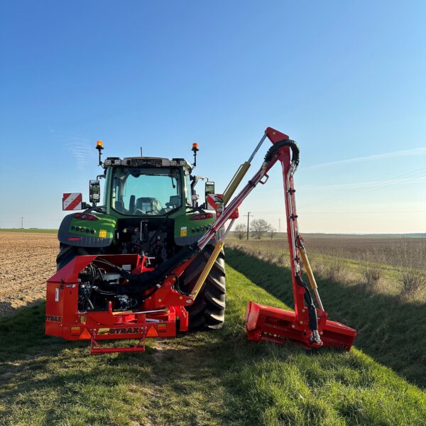 Epareuse Gyramax 512 sur pivot GYRAX, en action, bras déplié pour etre proche des roues. Vue arrière.