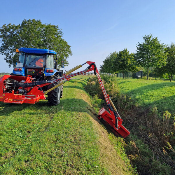 Epareuse Gyramax proverd sur pivot, modele 1251 agricole sur pivot, bras déplié, au travail dans un faussé.