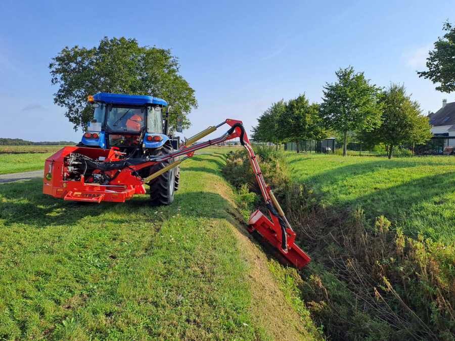 Epareuse Gyramax proverd sur pivot, modele 1251 agricole sur pivot, bras déplié, au travail dans un faussé.