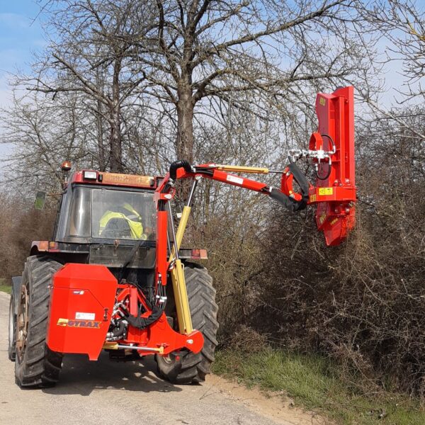 ÉPAREUSE GYRAMAX rouge, modele 1045 Proverd sur pivot, avec le bras déployé en vertical latéral. Photo vue arrière