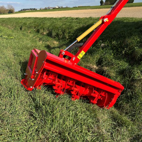 tête de coupe au travail dans un fossé d'une epareuse 1251 Gyrax.