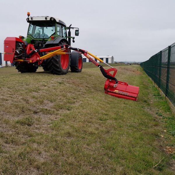 ÉPAREUSE GYRAMAX rouge, modele 1045 Proverd sur pivot, avec le bras déployé en horizontal latéral. Photo vue arriere