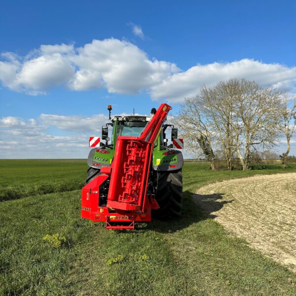 Epareuse 1251 gamme agricole GYRAX, repliée derrière un tracteur.