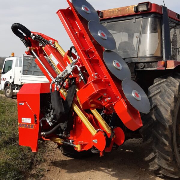 ÉPAREUSE GYRAMAX rouge, modele 1045 Proverd sur pivot, avec l'option lamier 4 disques. Machine repliée et prête au transport.