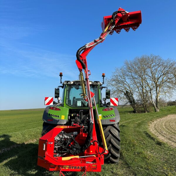 Epareuse Gyramax modèle 1251 agricole sur pivot GYRAX, bras déplié en hauteur, vue arrière