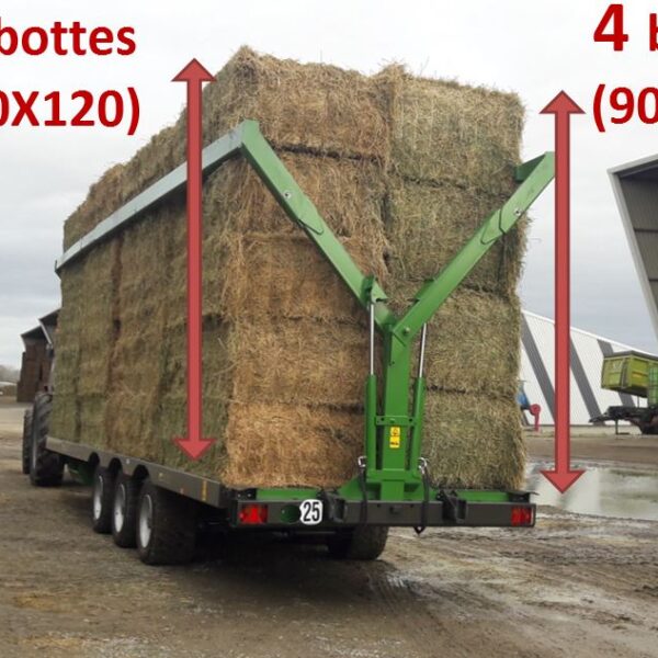 Plateau fourrager marque Gyrax, chargé de paille, vue de profil arrière.