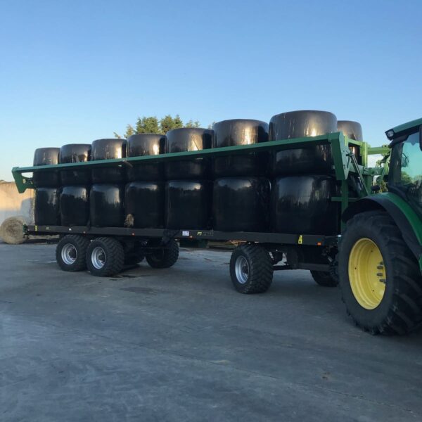 Plateau fourrager tourelles vert de marque Gyrax, chargé