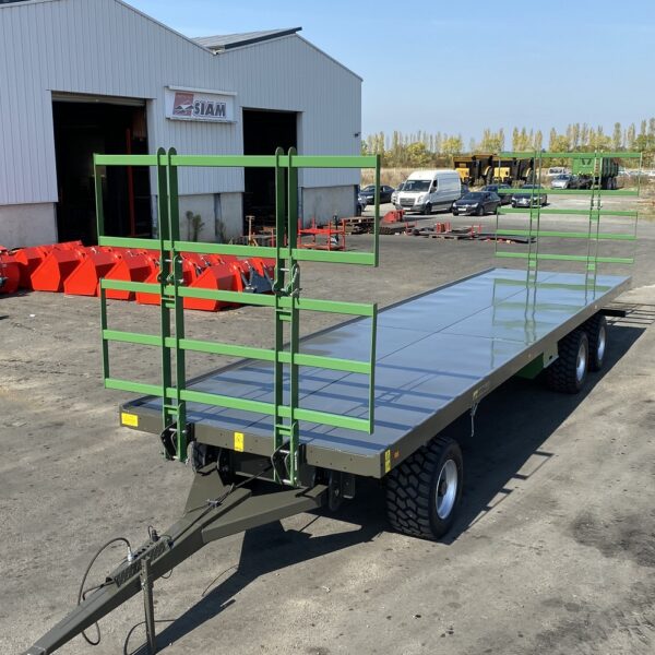 Plateau fourrager tourelles vert de marque Gyrax, sans chargement, sortant de l'usine