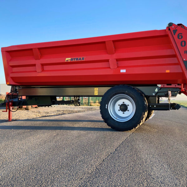 Remorque viticole rouge de marque Gyrax, vue gauche.