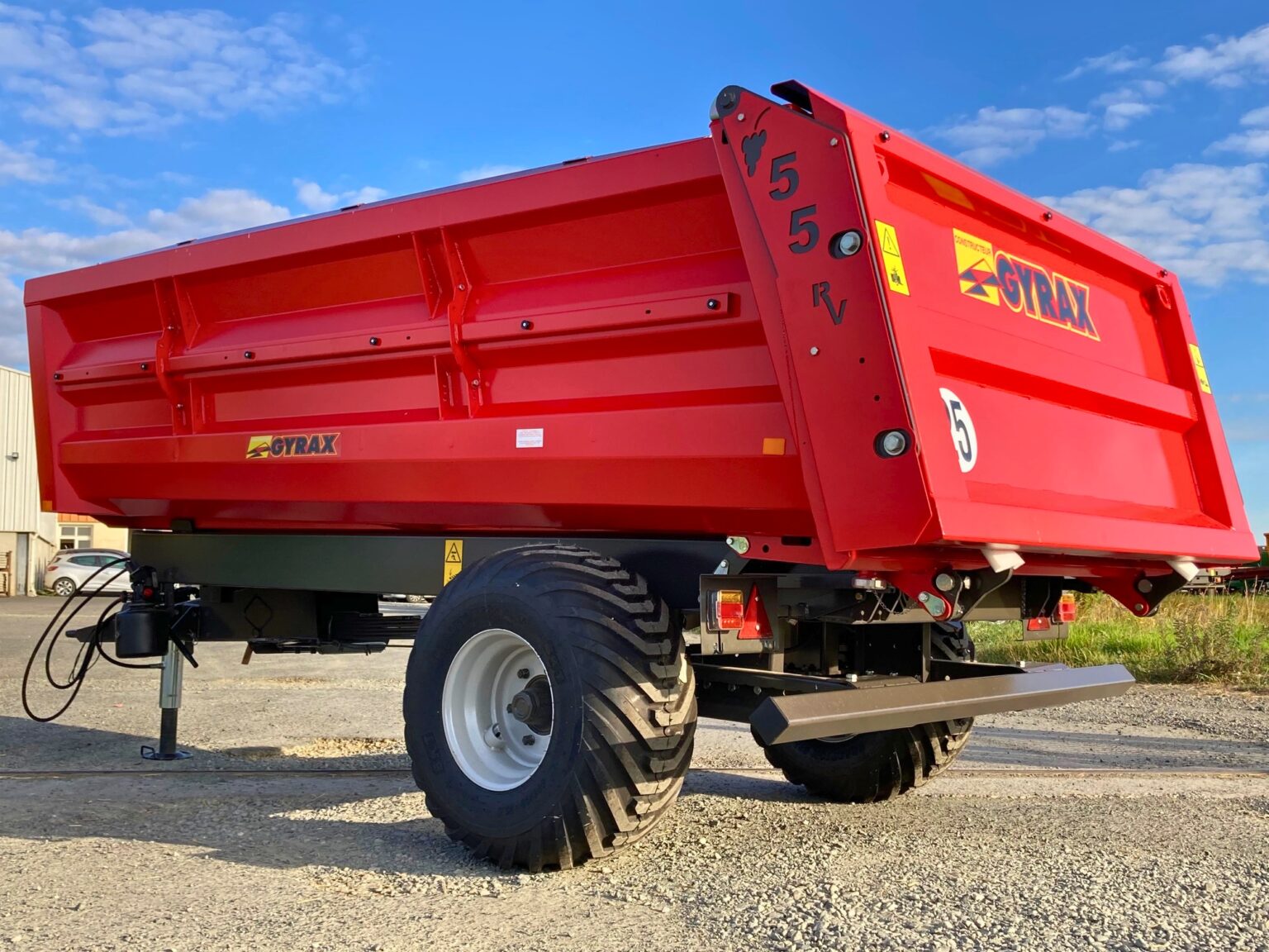 Remorque viticole rouge de marque Gyrax, vue arriere gauche.