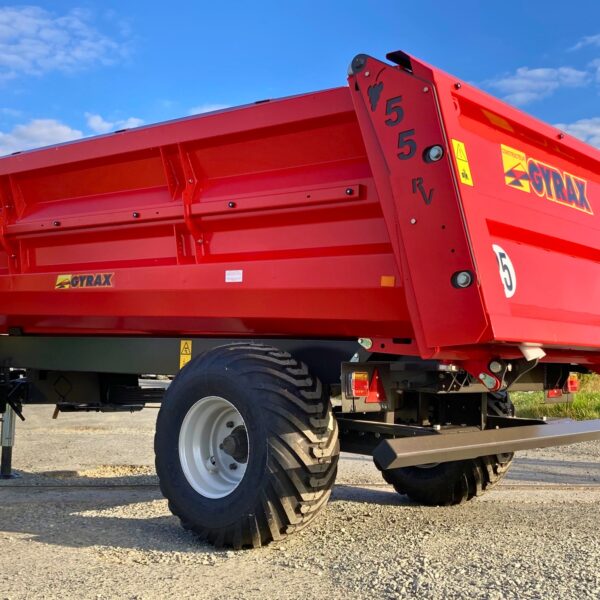 Remorque viticole rouge de marque Gyrax, vue arriere gauche.