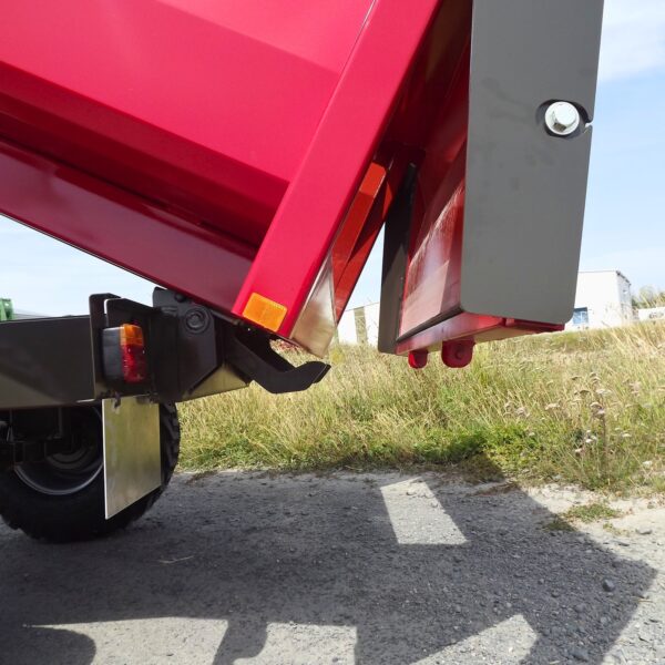 Vue du mécanisme de double verrouillage automatique d'une remorque viticole rouge de marque Gyrax.