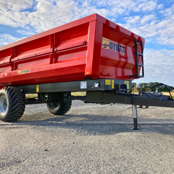 Remorque viticole rouge de marque Gyrax, vue avant.