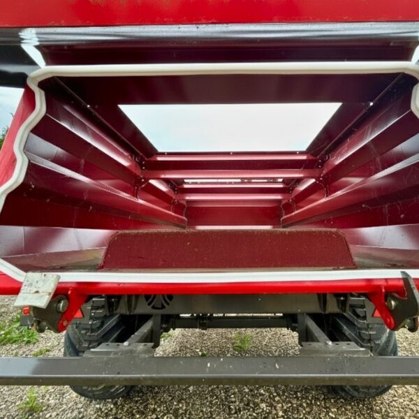 Remorque Viticole de marque Gyrax, vue en contre plongée arrière, de manière à mettre en évidence le joint d'étanchéité.