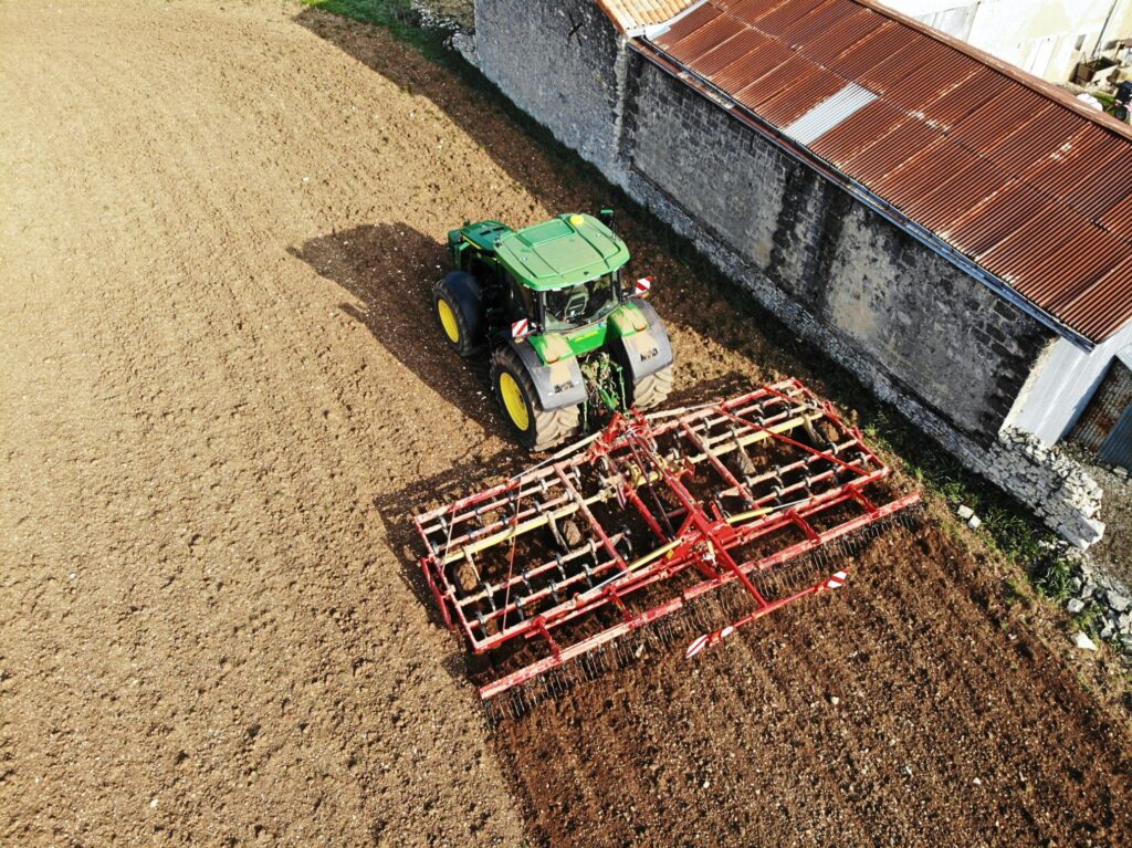 Vibroculteur Gyrax dans un champs, au travail, vision du avant / apres.