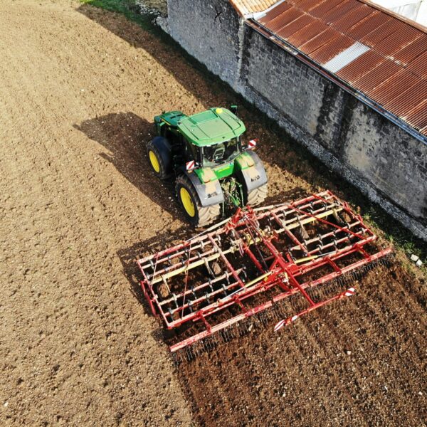Vibroculteur Gyrax dans un champs, au travail, vision du avant / apres.