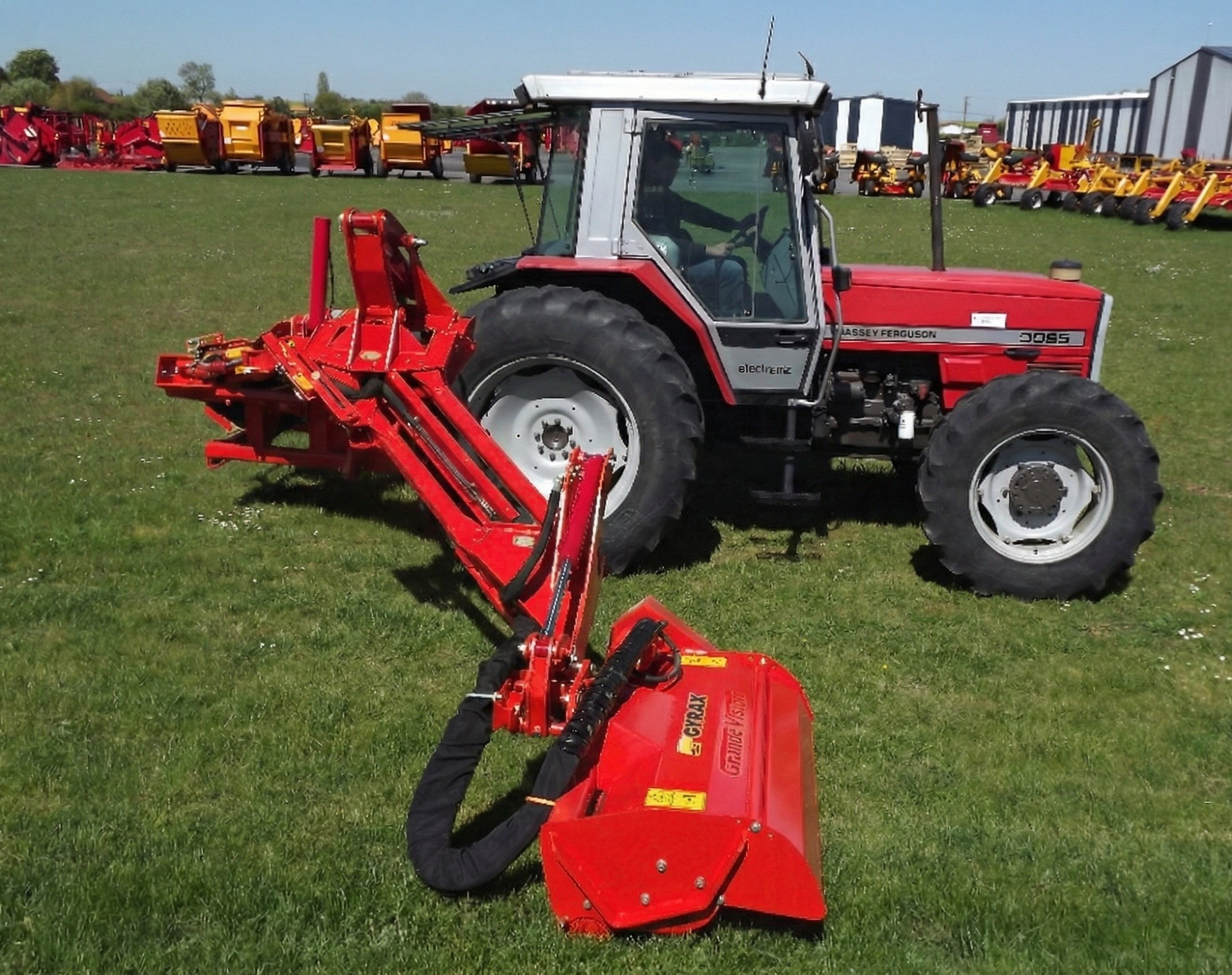 Epareuse Grande vision Gyrax, modèle 512, vue latérale avec le bras déplié.