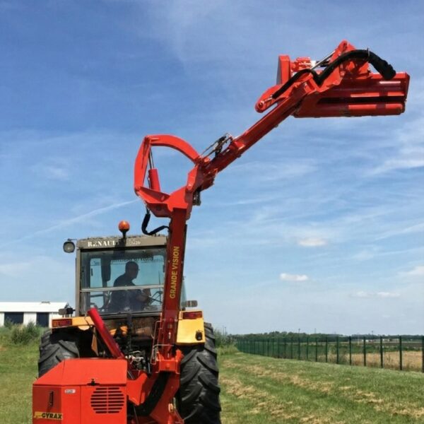 Epareuse Gyrax rouge modèle 512 grande vision, avec le bras déporté au maximum. Vue arriere