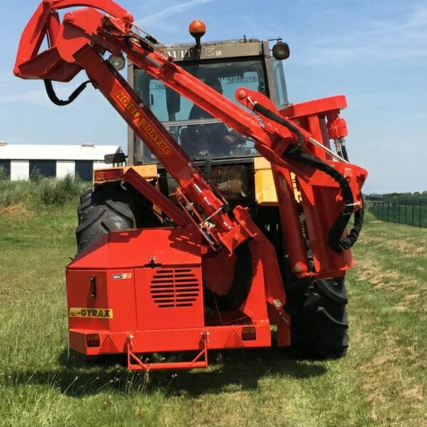 Epareuse 512 grande vision rouge de marque Gyrax, repliée de manière compacte, sans dépassement sur les côtés
