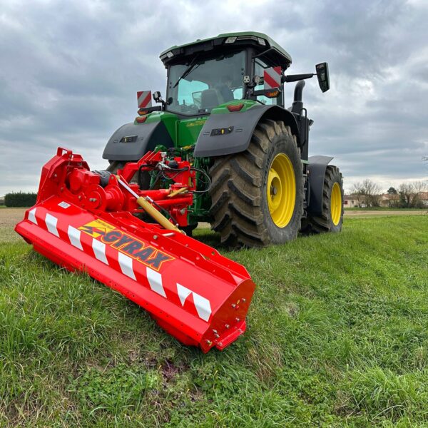 Rotofaucheuse Gyrax RF 1600 en entretien d’accotement derrière tracteur