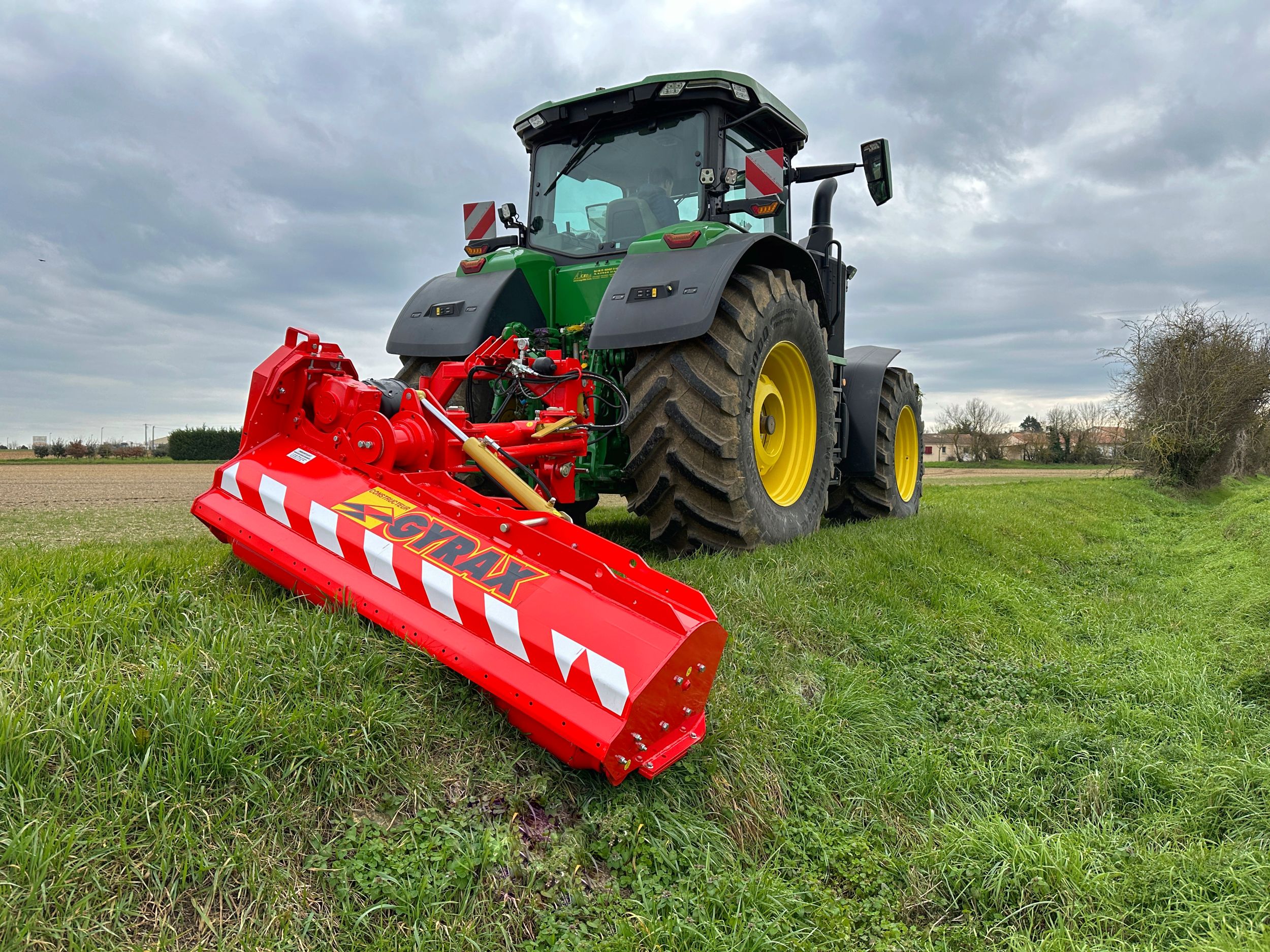 Rotofaucheuse Gyrax RF 1600 en entretien d’accotement derrière tracteur