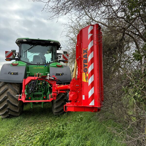 Tête de coupe orientable de la rotofaucheuse Gyrax RF pour l’entretien des haies