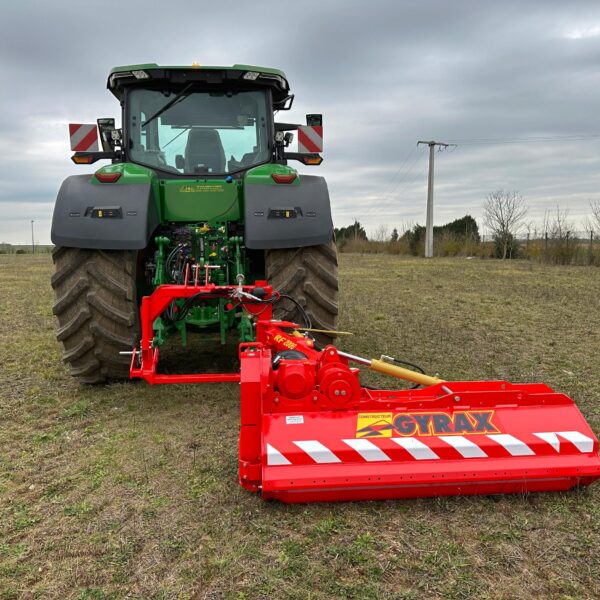Rotofaucheuse Gyrax RF en position déportée pour le broyage latéral