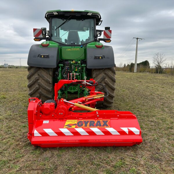 Rotofaucheuse Gyrax RF 1600 en entretien d’accotement, à l'arrière du tracteur