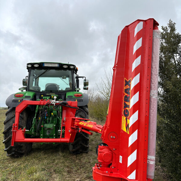 Broyeur d’accotement lourd Gyrax RFE avec rotor Ø454 mm en entretien de haie en position verticale,