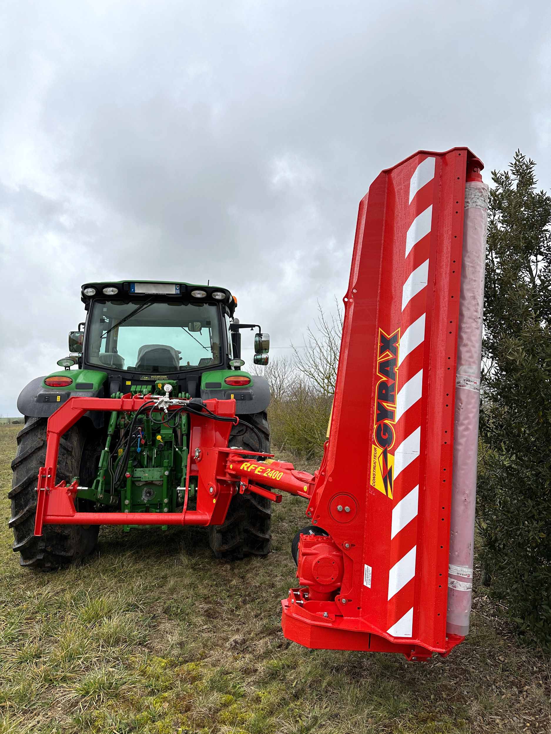 Broyeur d’accotement lourd Gyrax RFE avec rotor Ø454 mm en entretien de haie en position verticale,