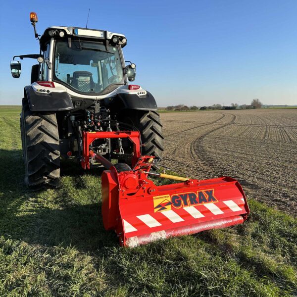 Rotofaucheuse Gyrax, Gamme Proverd, coupant de l'herbe à l'arrière d'un tracteur.