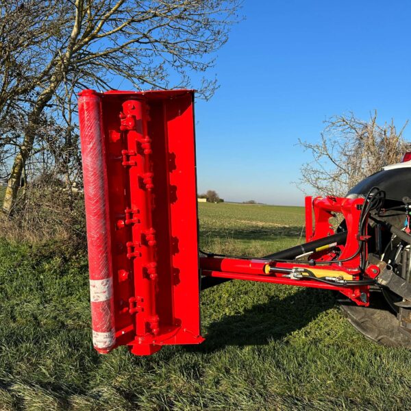 Rotofaucheuse Gyrax, gamme proverd, en position vertical permettant de voir le rotor