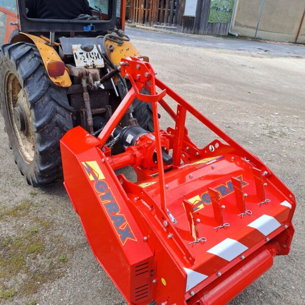 Broyeur horizontal vignes et vergers Gyrax rouge, vu arrière, attelé à un micro tracteur