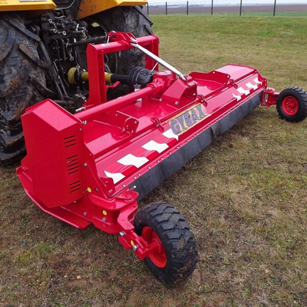 Broyeur horizontal porté GYRAX BH 3200 attelé à l’arrière d’un tracteur, rotor à marteaux et rouleau palpeur pour broyage des résidus de cultures.