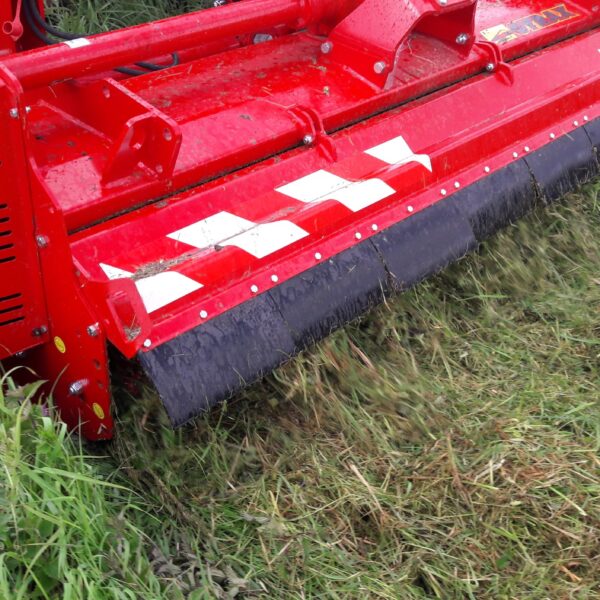 Vue arrière du broyeur GYRAX BH avec rouleau palpeur Ø220 mm et déflecteur réglable assurant une hauteur de coupe régulière au champ.