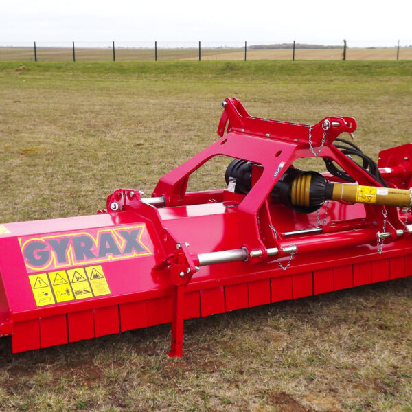 Vue arrière du broyeur GYRAX BH avec rouleau palpeur Ø220 mm et déflecteur réglable pour une hauteur de travail régulière.