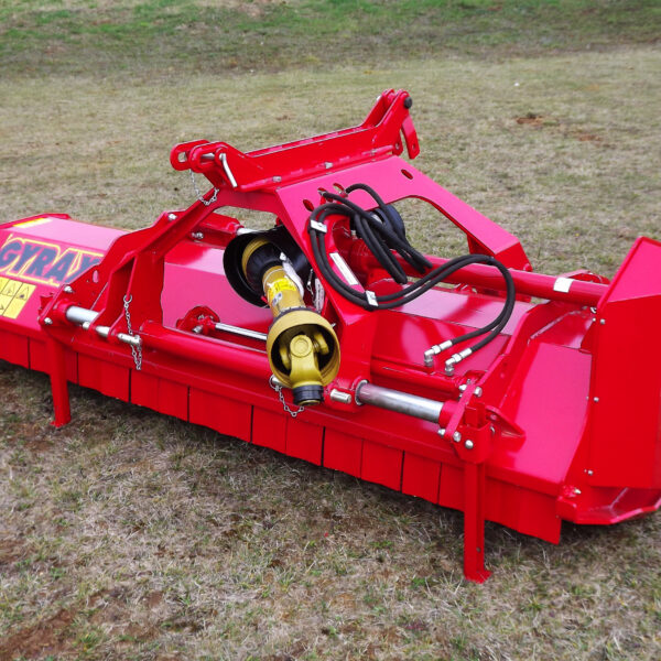 Broyeur agricole GYRAX BH vu de profil, rotor à marteaux et transmission renforcée pour un usage intensif en grandes cultures.