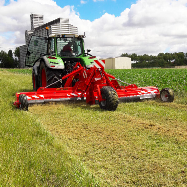 Broyeur repliable GYRAX BHR au travail sur résidus de récolte, grande largeur pour fort débit de chantier